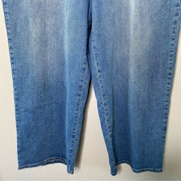 Eloquii Medium Wash Straight Leg Jeans 18 - Picture 4 of 11